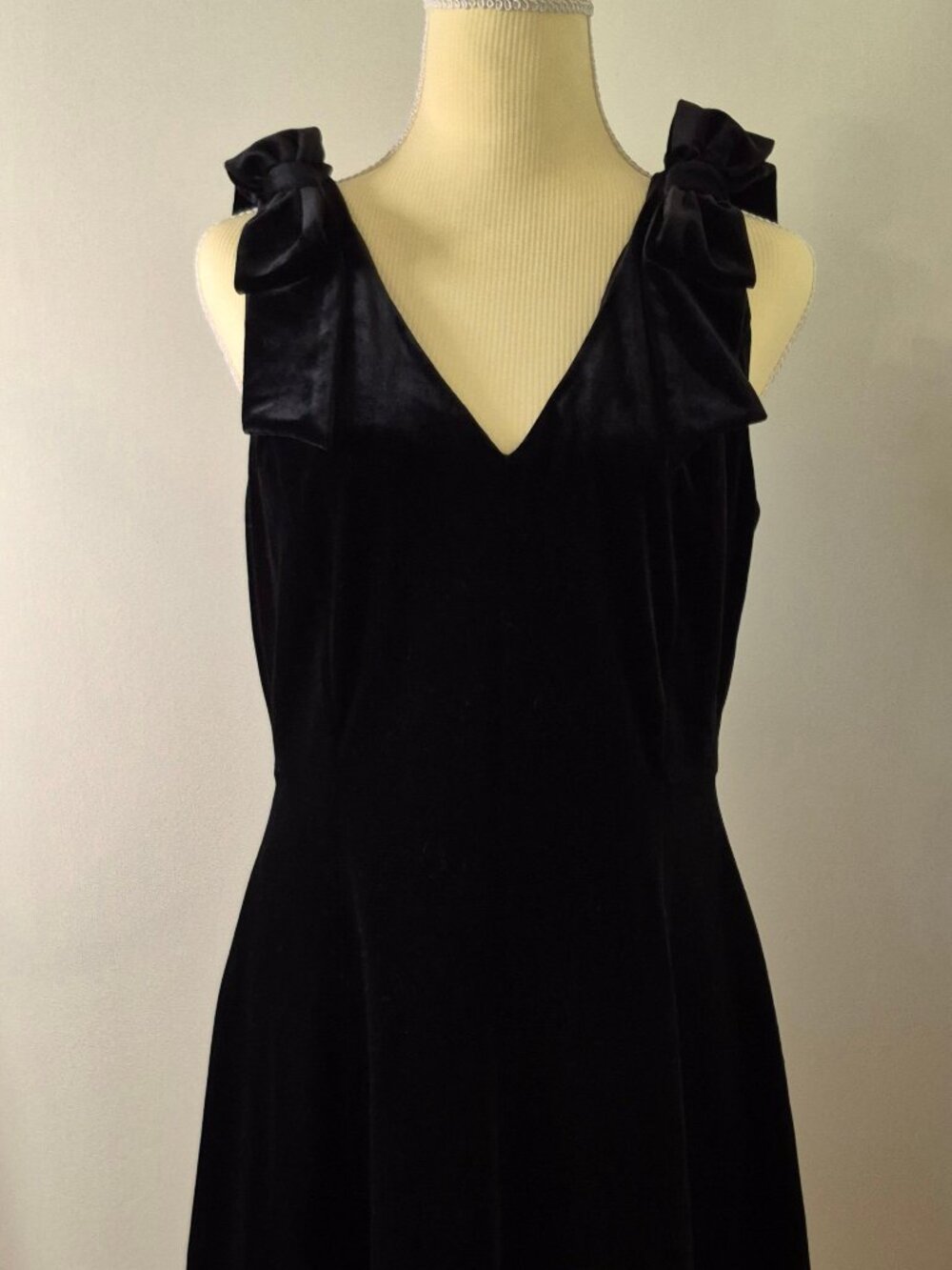 Black Velvet 8 Sleeveless Fit Flare Bow Shoulder V-Neck Party Dress LBD Elegant